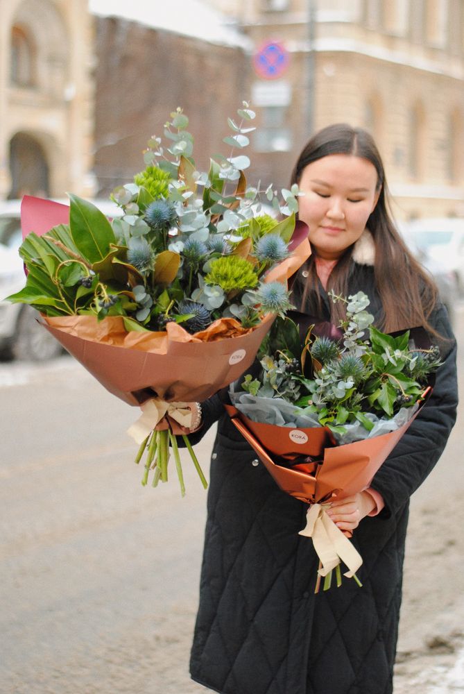 buket-s-koljuchkami-jeringeuma-i-listjami-magnolii1.jpg